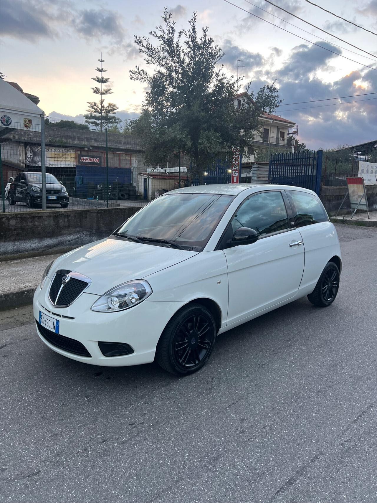 Lancia Ypsilon 1.3 MJT 75 CV Unyca