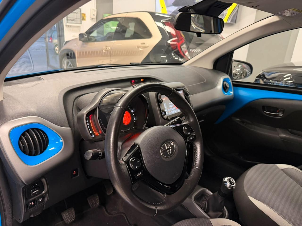 Toyota Aygo Connect 1.0 VVT-i 72 CV 5 porte x-play A RATE DA € 110 AL MESE