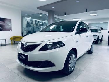 Lancia Ypsilon 1.0 firefly hybrid Silver