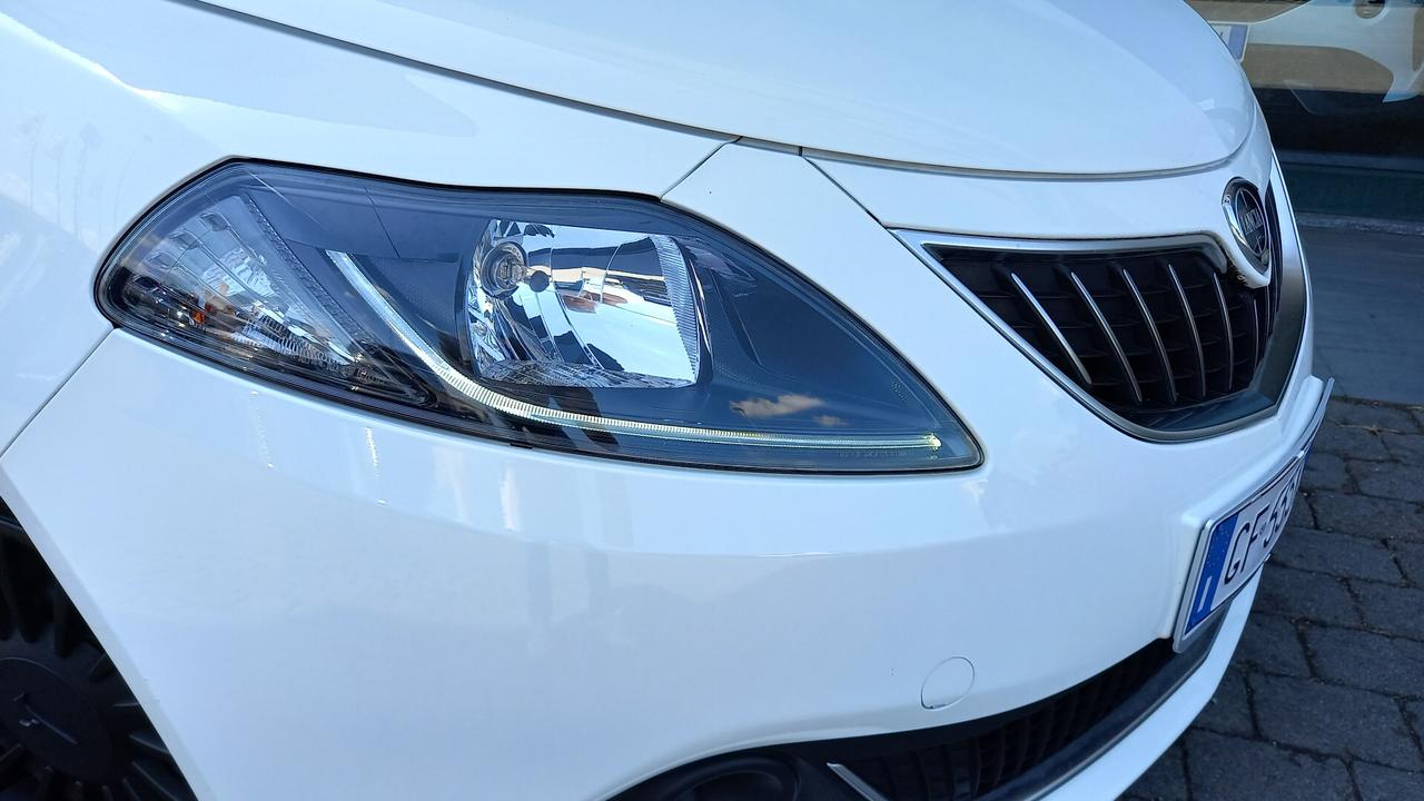 Lancia Ypsilon 1.0 FireFly 5 porte S&S Hybrid Ecochic Silver