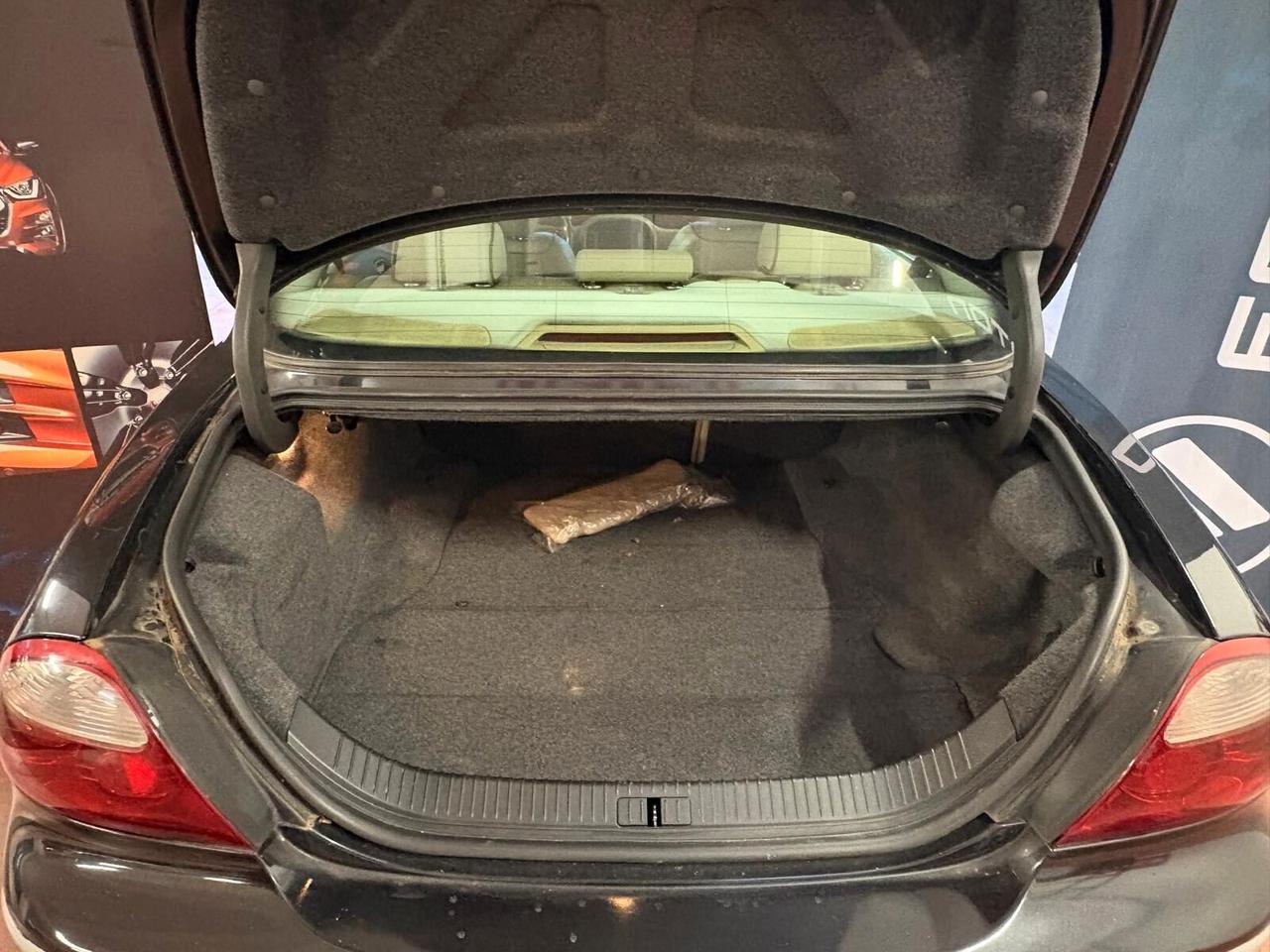 JAGUAR S-TYPE CAMBIO AUT. .Diesel 2700 CV 207 con Km 156.642 certificati