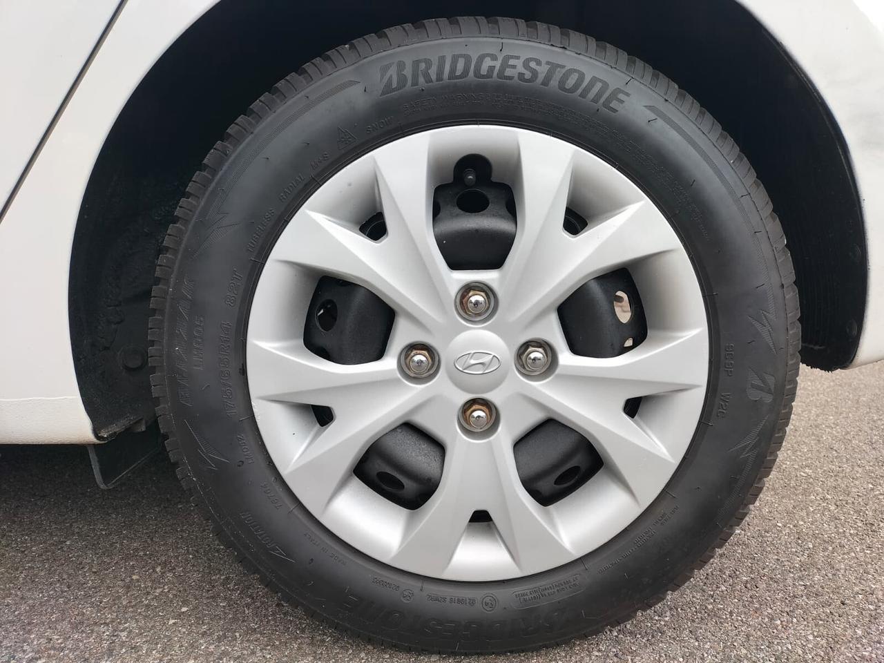 Hyundai i10 - TENUTA BENE !!!