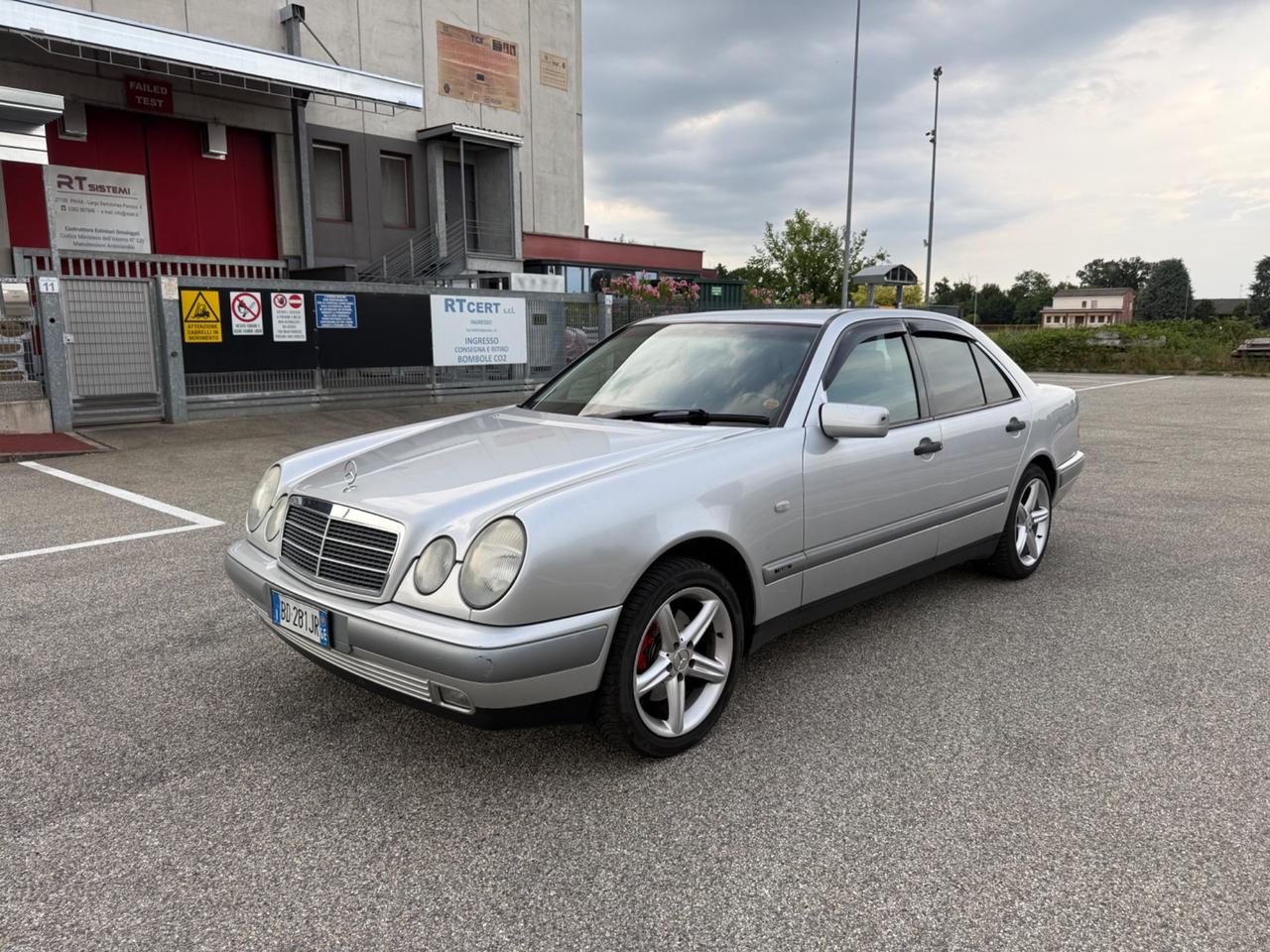 Mercedes-benz E 200 cat Classic