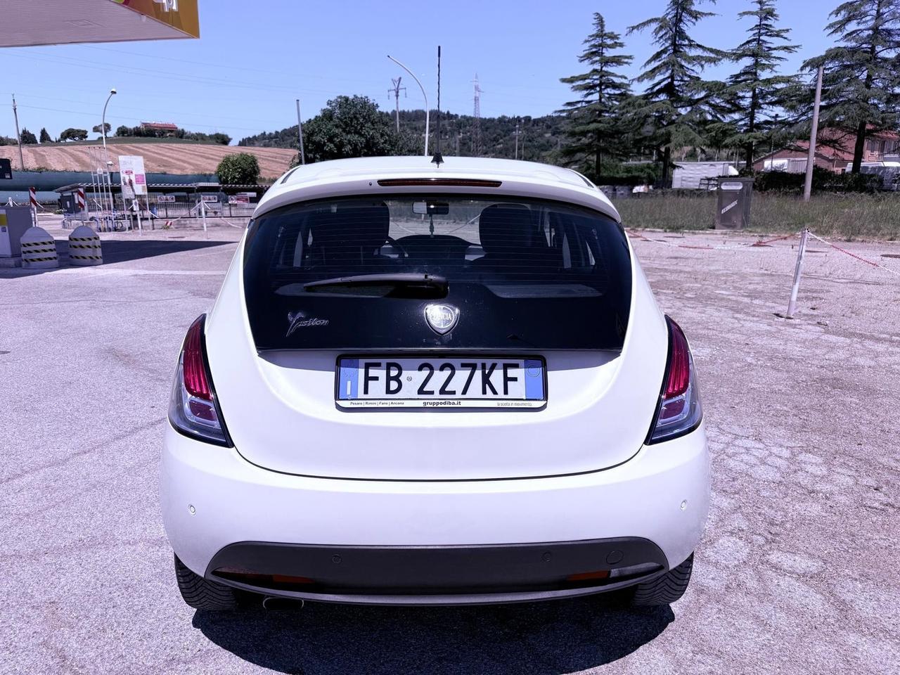 Lancia Ypsilon 1.2 69 CV 5 porte GPL Ecochic Silver