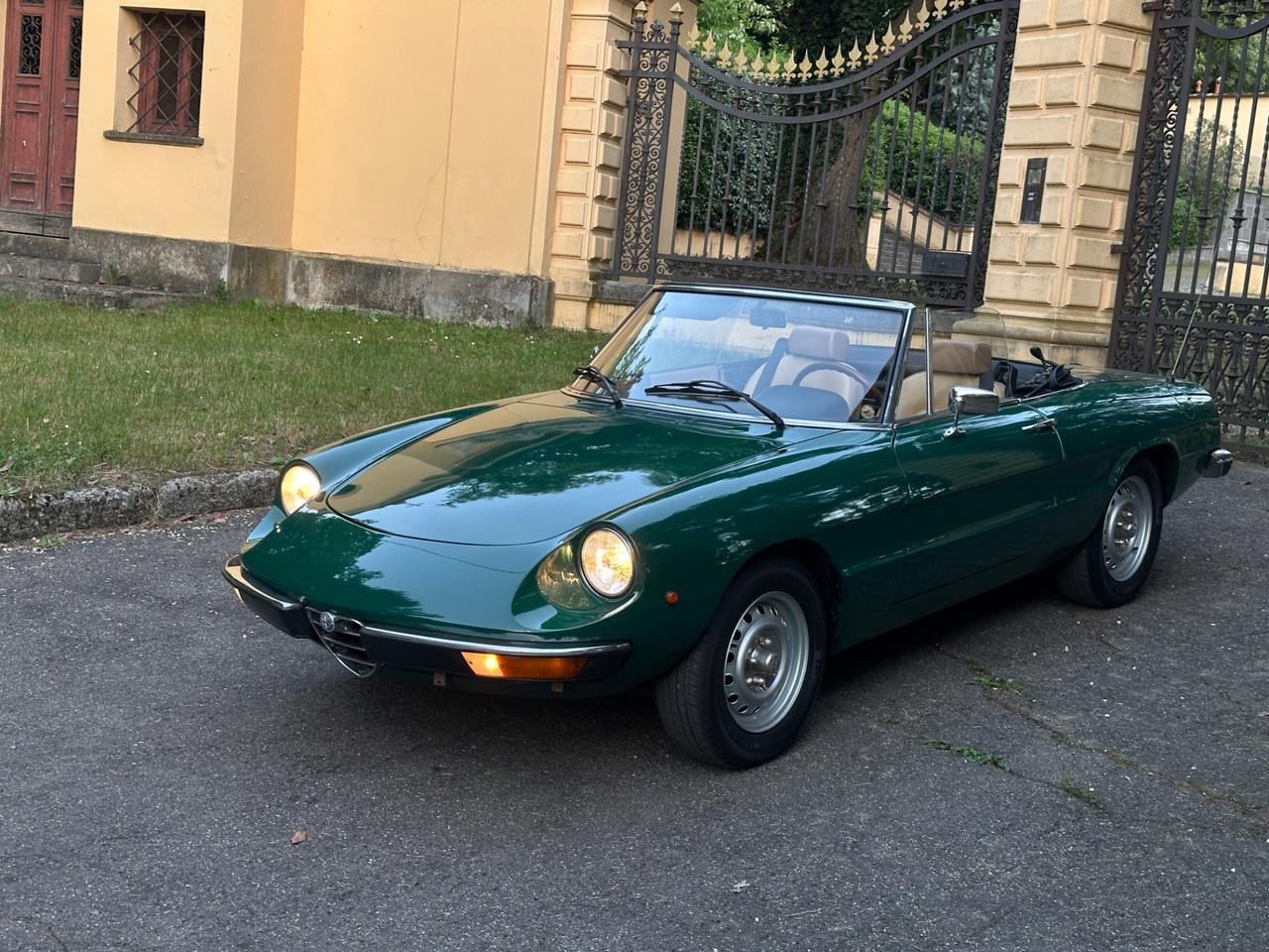 Alfa Romeo Spider 1600 Junior (Coda Tronca) Verde Pino Service Book Matching Specification