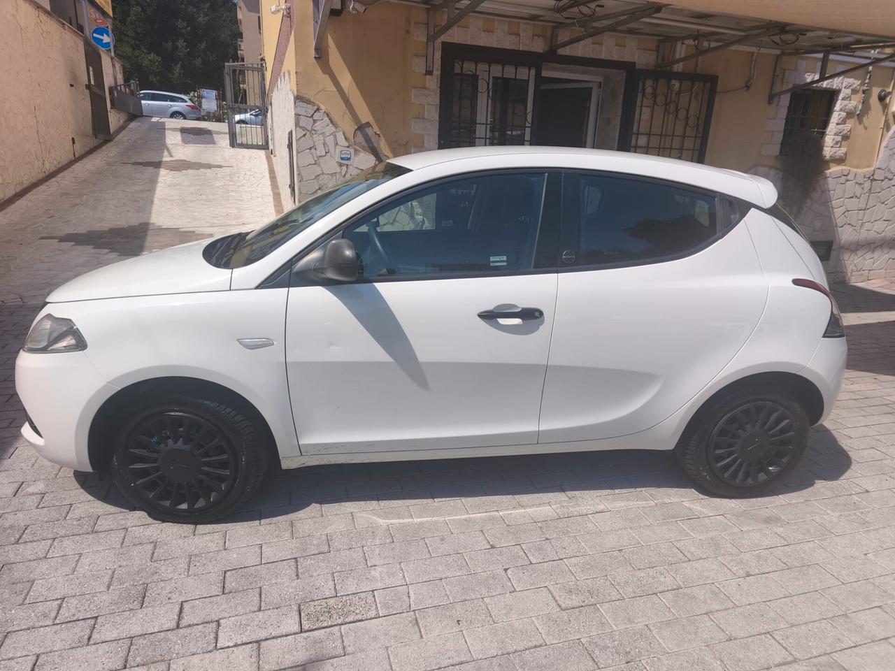 Lancia Ypsilon 1.0 FireFly 5 porte S&S Mild Hybrid Ecochic Silver