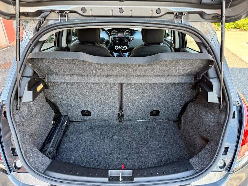 Lancia Ypsilon 1.0 FireFly 5 porte S&S Hybrid Ecochic Silver