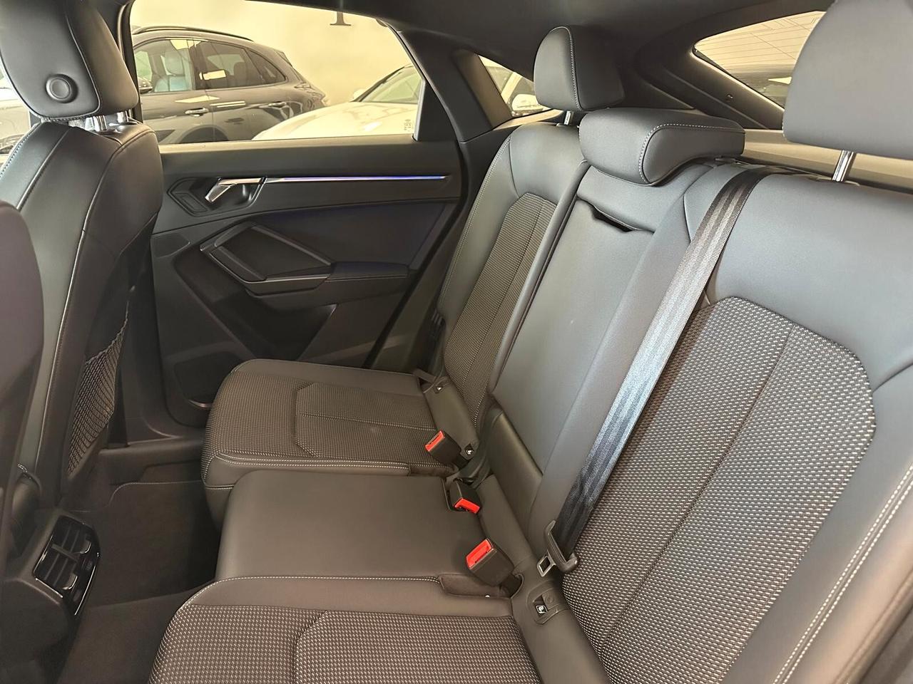 Audi Q3 SPB 35 TDI S tronic line edition Interno ed Esterno Luci Ambiente