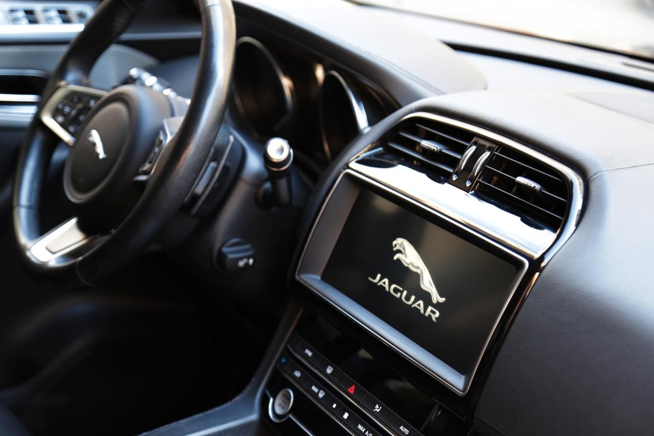 Jaguar F-Pace 2.0 D 180 CV AWD aut. Chequered Flag