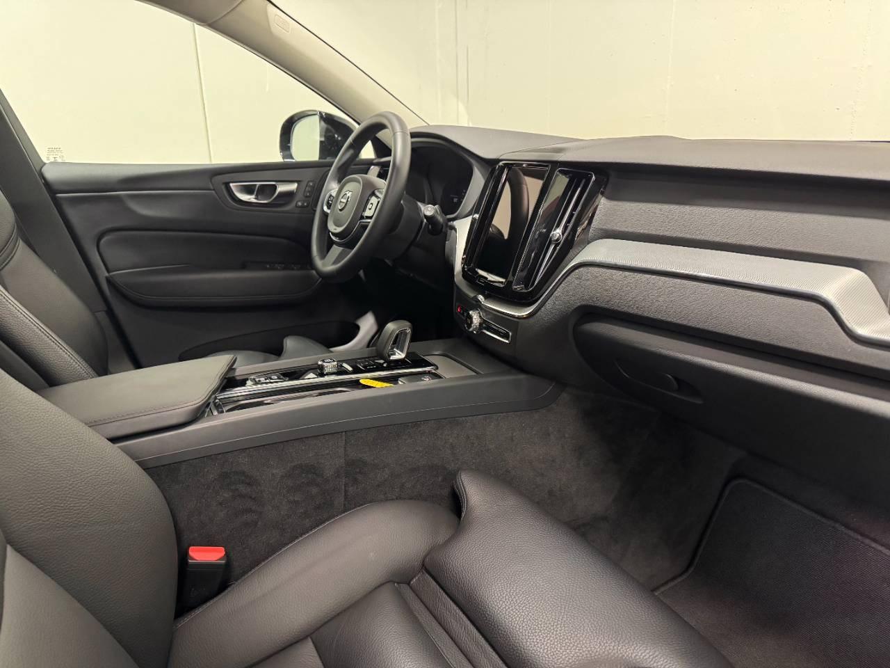VOLVO XC60 B4 PLUS DARK AUTO