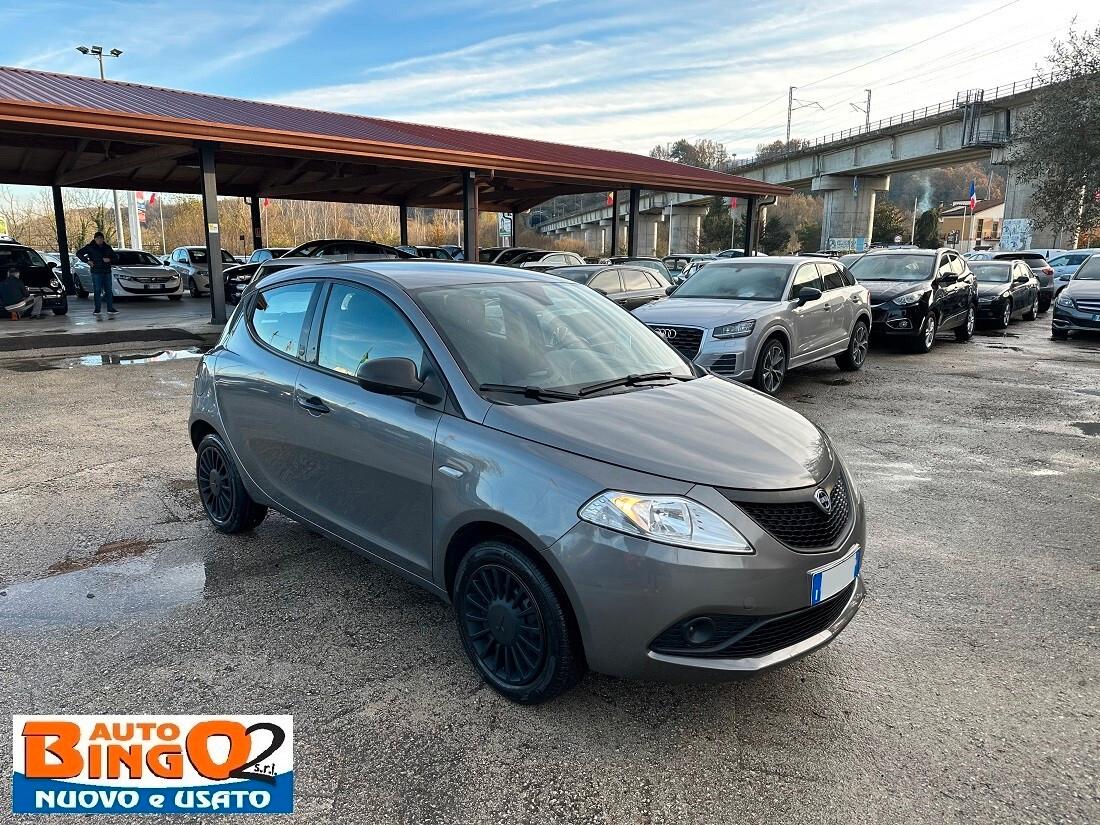 Lancia Ypsilon 1.0 FireFly 5 porte S&S Hybrid Ecochic Silver