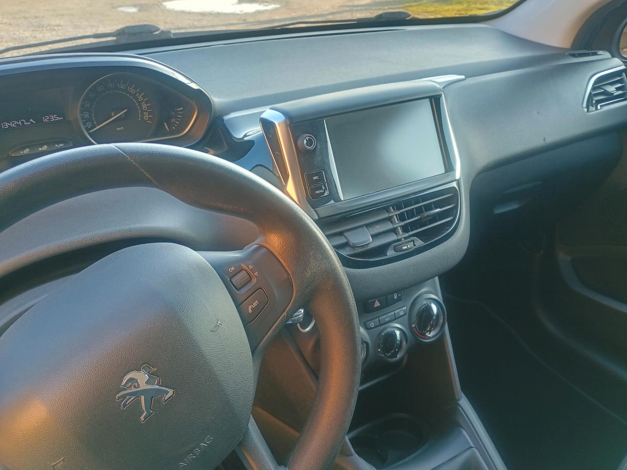 PEUGEOT 208 NEOPATENTATI