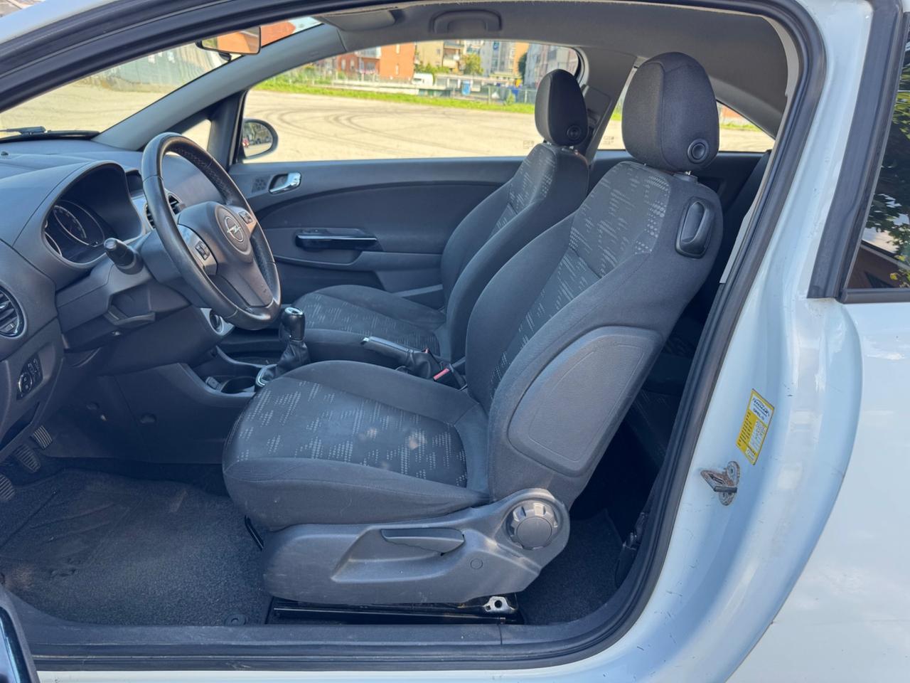 Opel Corsa 1.2 3 porte b-color