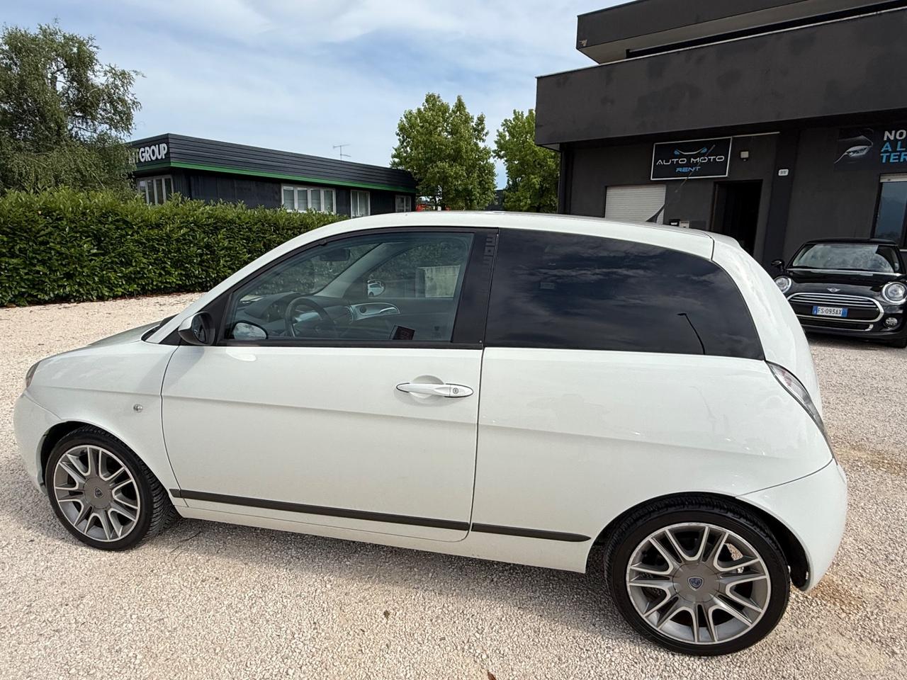 Lancia Ypsilon 1.4 16V MomoDesign