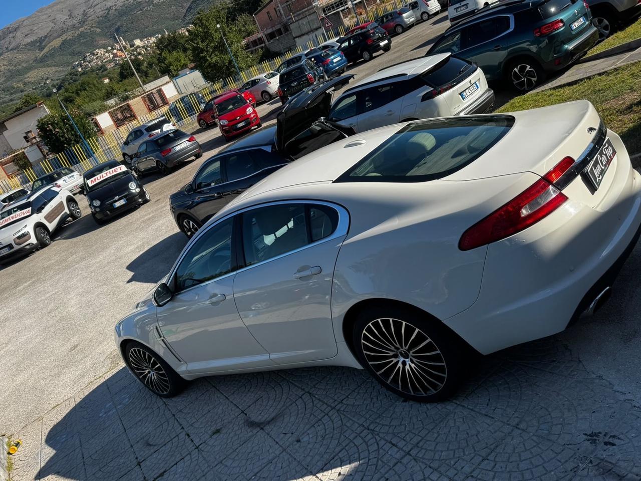 Jaguar XF 2.7D V6 Premium Luxury tagliandata e fatta distribuzione