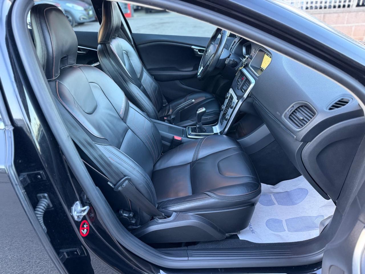 Volvo V40 D2 R-design Momentum