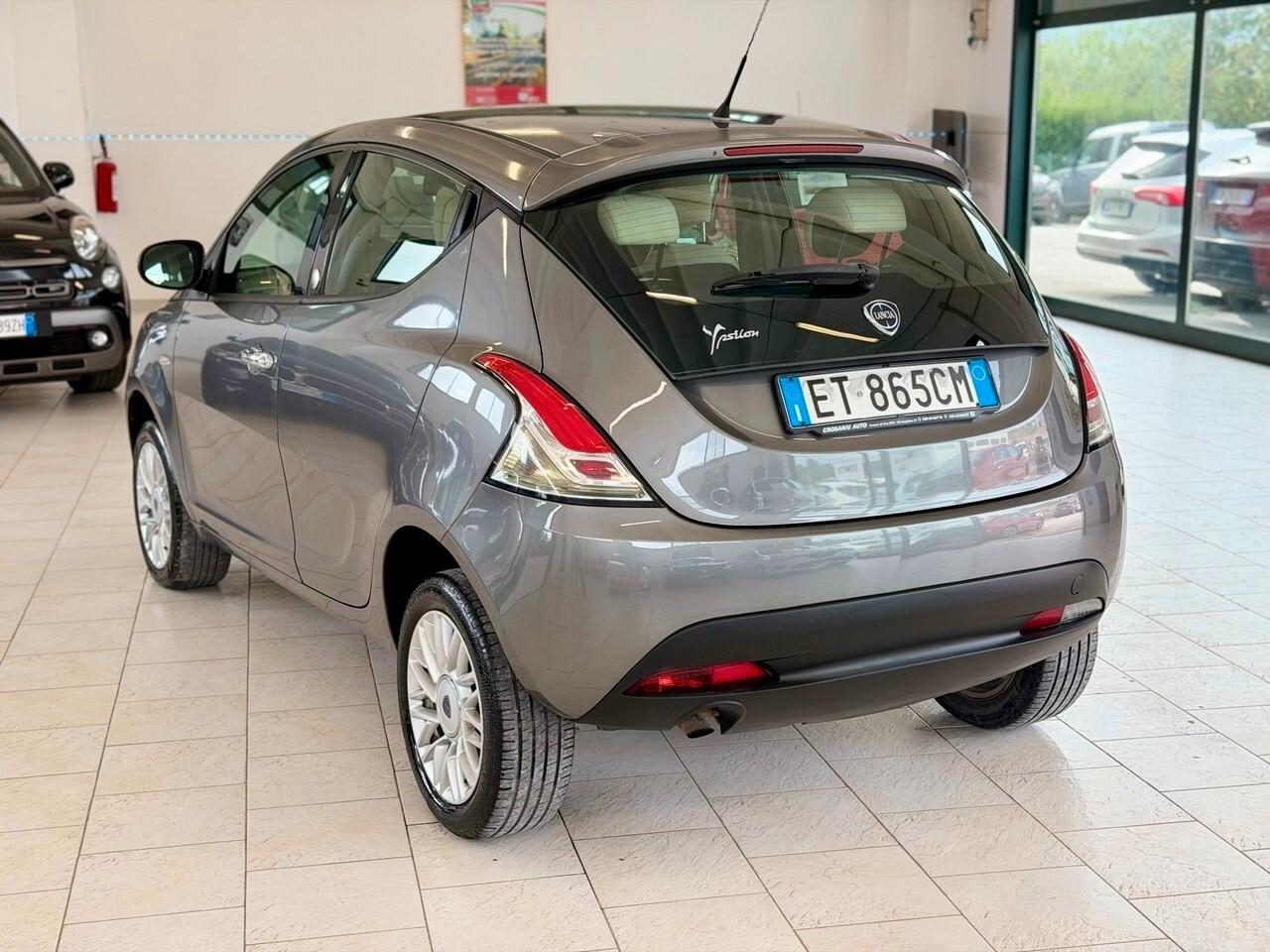 Lancia Ypsilon 0.9 TwinAir 85 CV 5 porte Metano Ecochic Silver