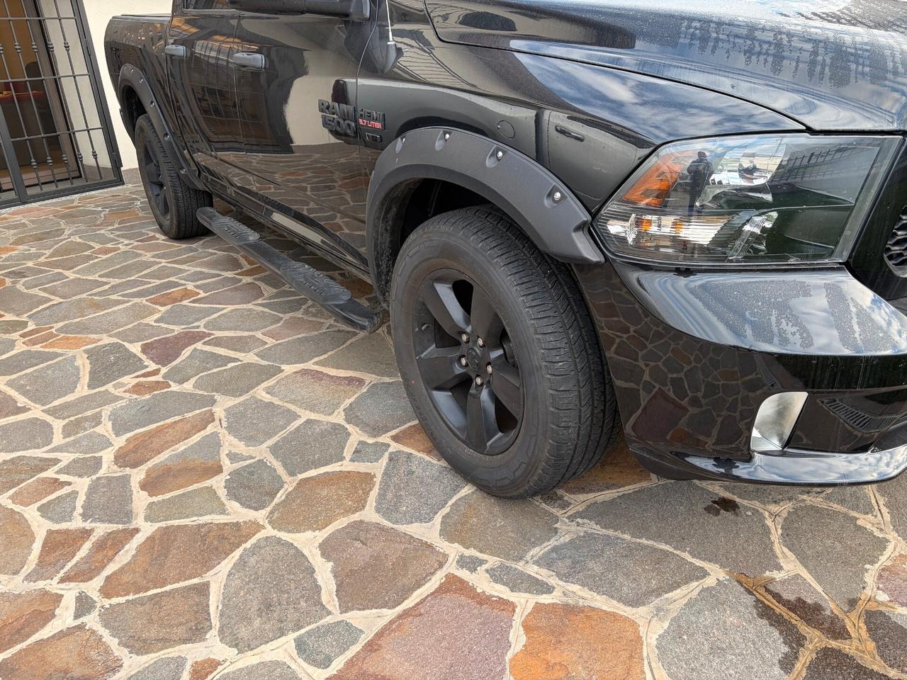 Dodge RAM 1500 HEMI 5.7 V8