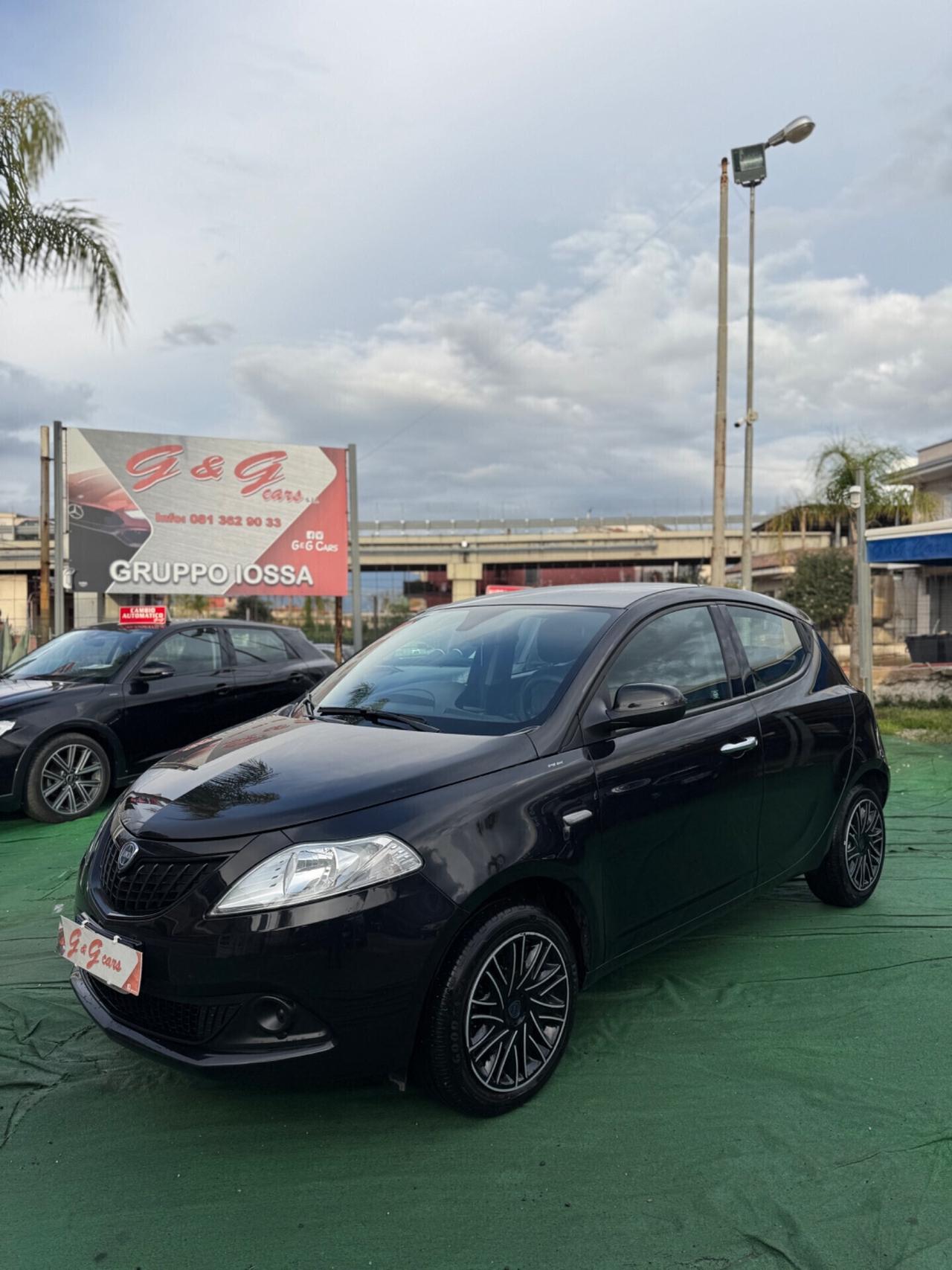 Lancia Ypsilon 1.0 FireFly 5 porte S&S Hybrid Silver