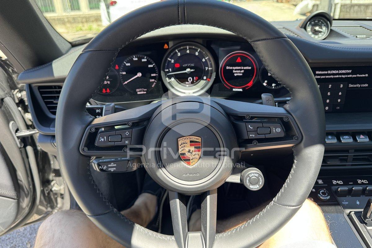 PORSCHE 911 Carrera 4 GTS