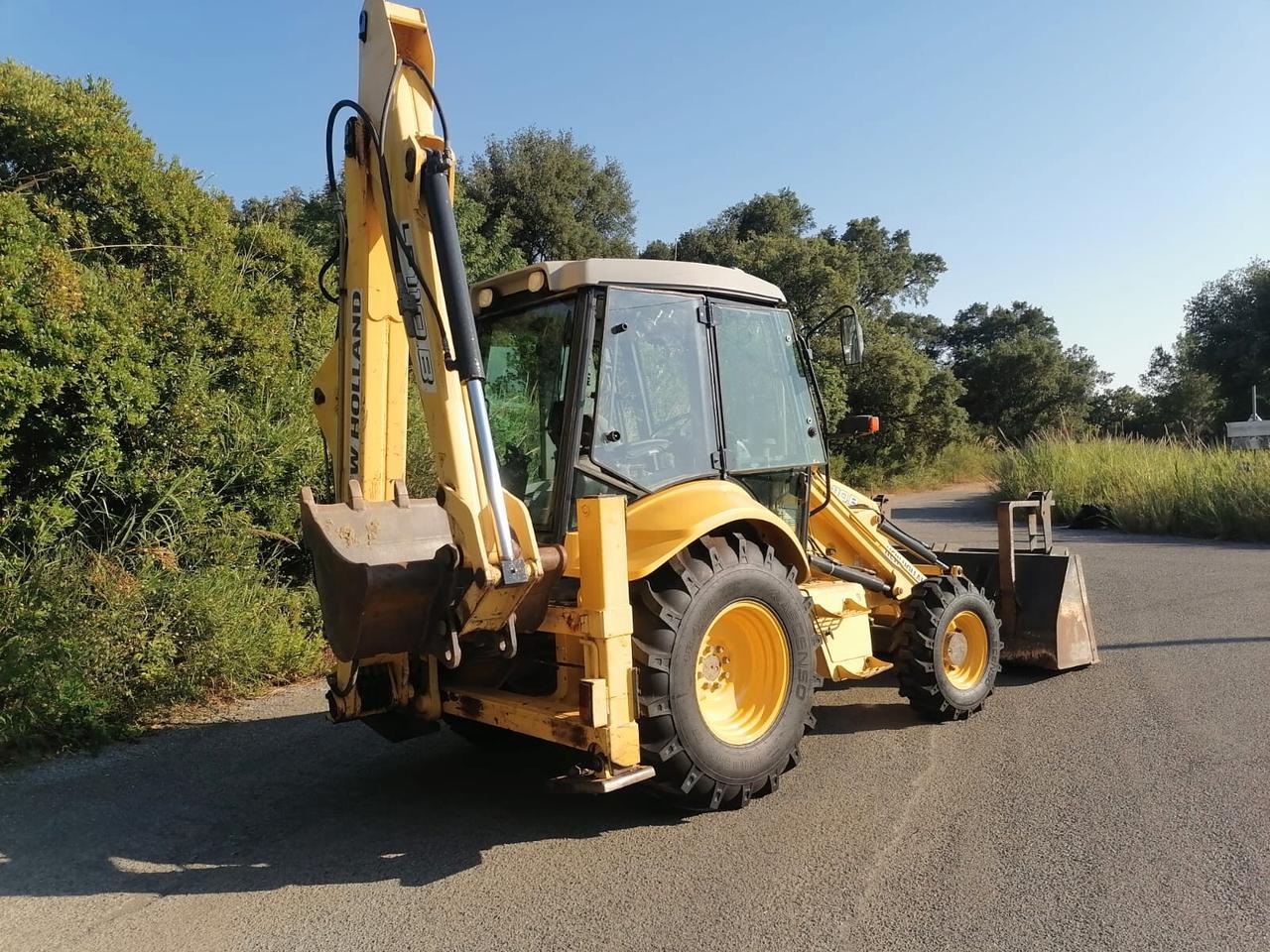Terna Seminuova New-Holland LB110 B