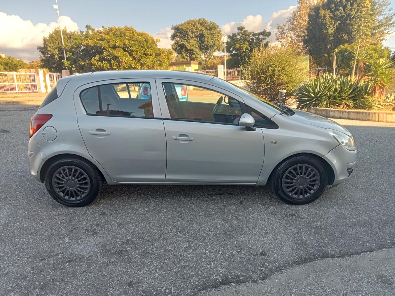 Opel Corsa 1.2 5 porte Club 2010
