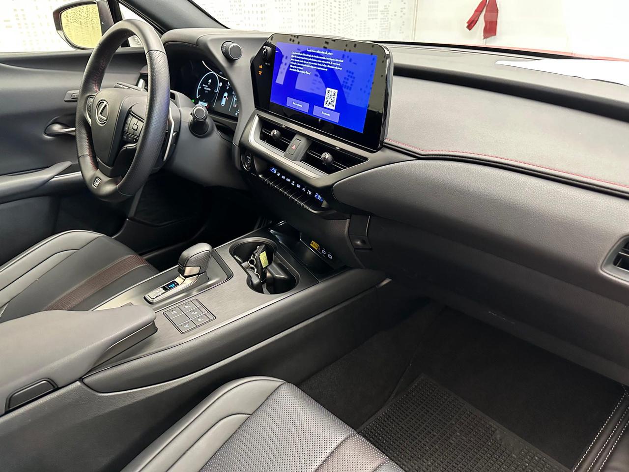 Lexus UX 300h 2.0 F-Sport 4wd cvt