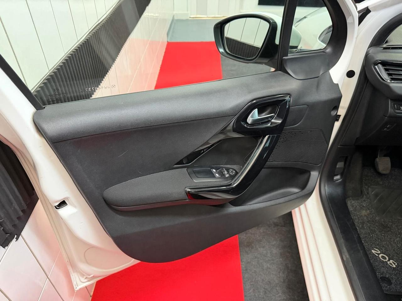 Peugeot 208 PureTech 82 Stop&Start 5 porte Signature