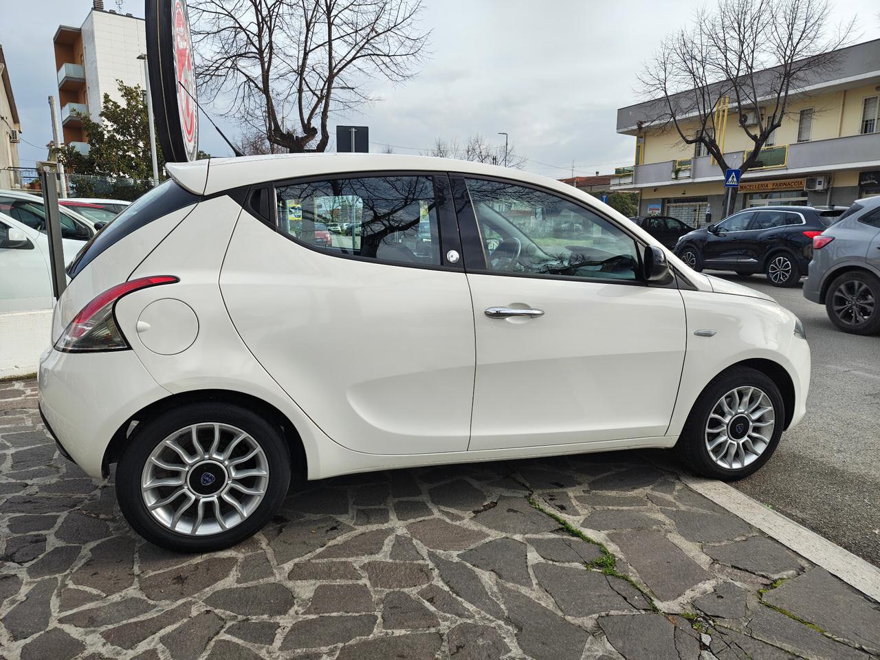 Lancia Ypsilon 1.2 69 CV 5 porte GPL Ecochic Silver