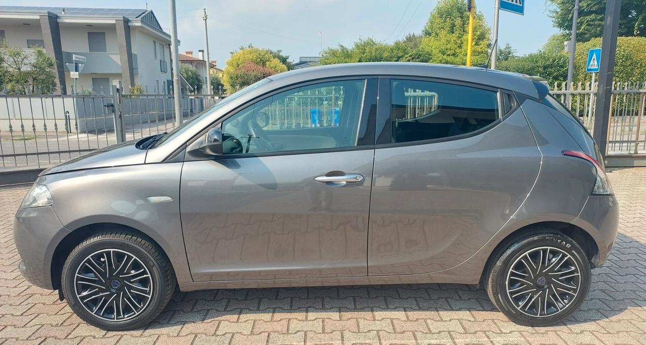 Lancia Ypsilon 1.0 FireFly 5 porte S&S Hybrid Silver Plus
