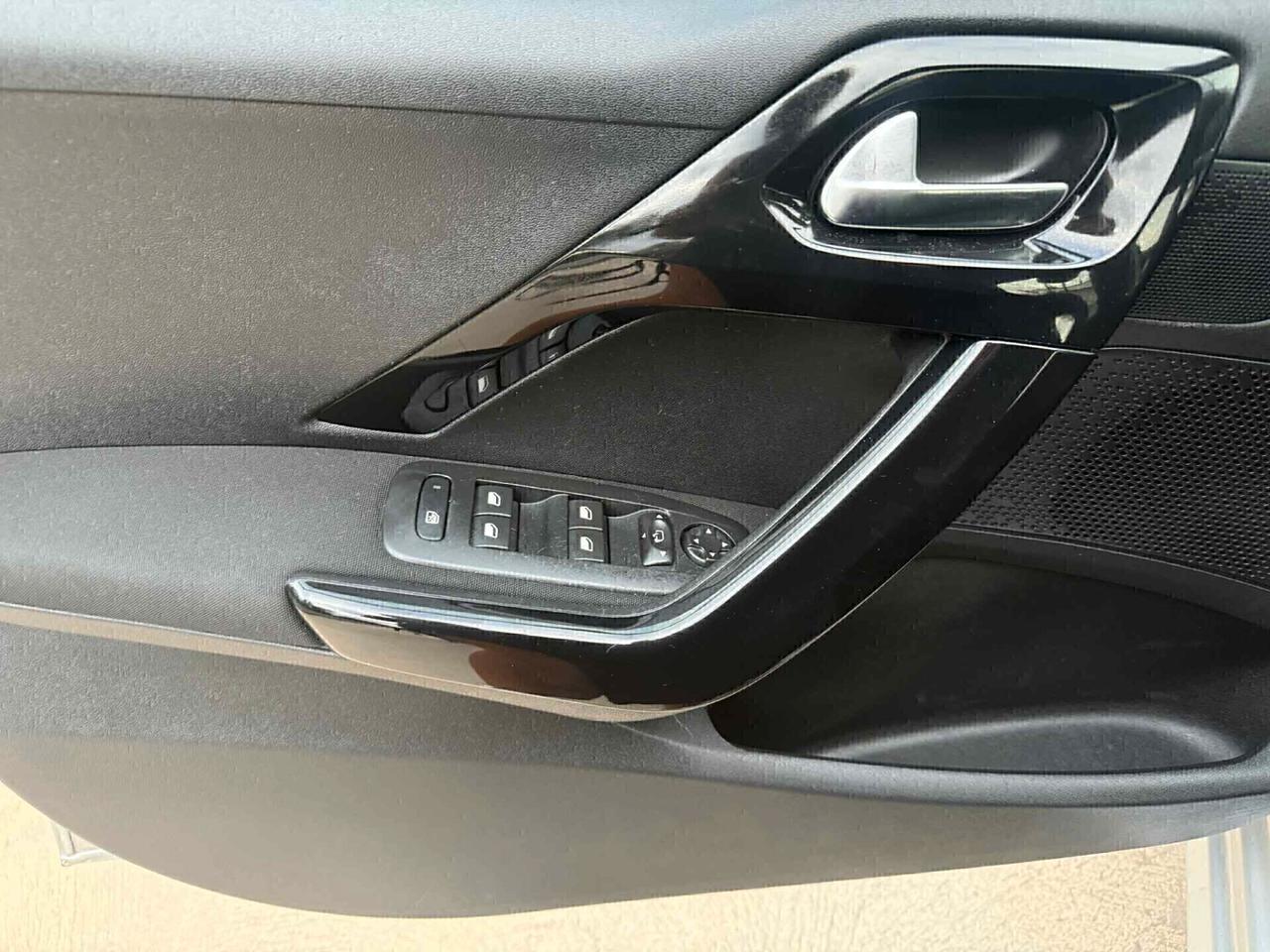 Peugeot 208 PureTech Allure 1.2 BENZINA 2015.