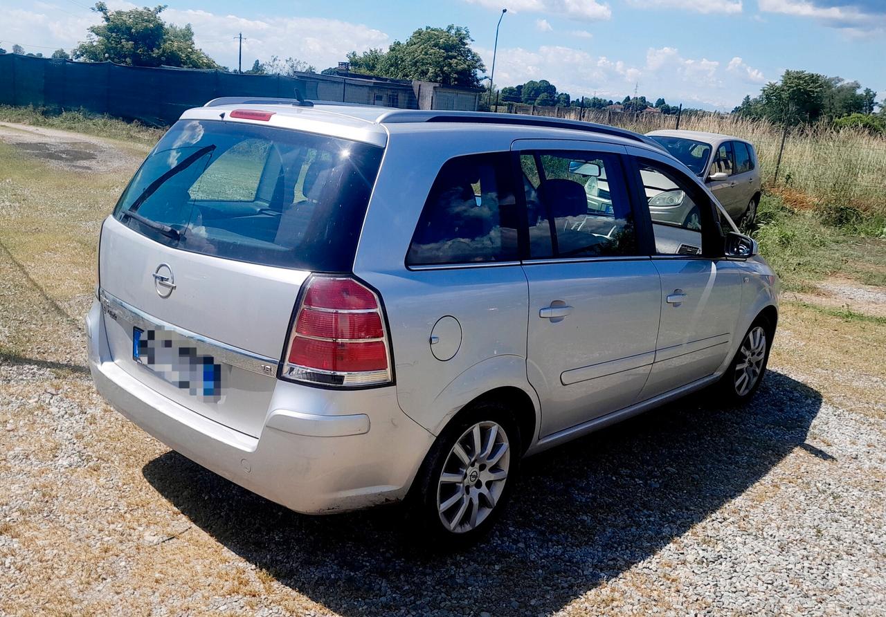 Opel Zafira 1.8 16V VVT Cosmo
