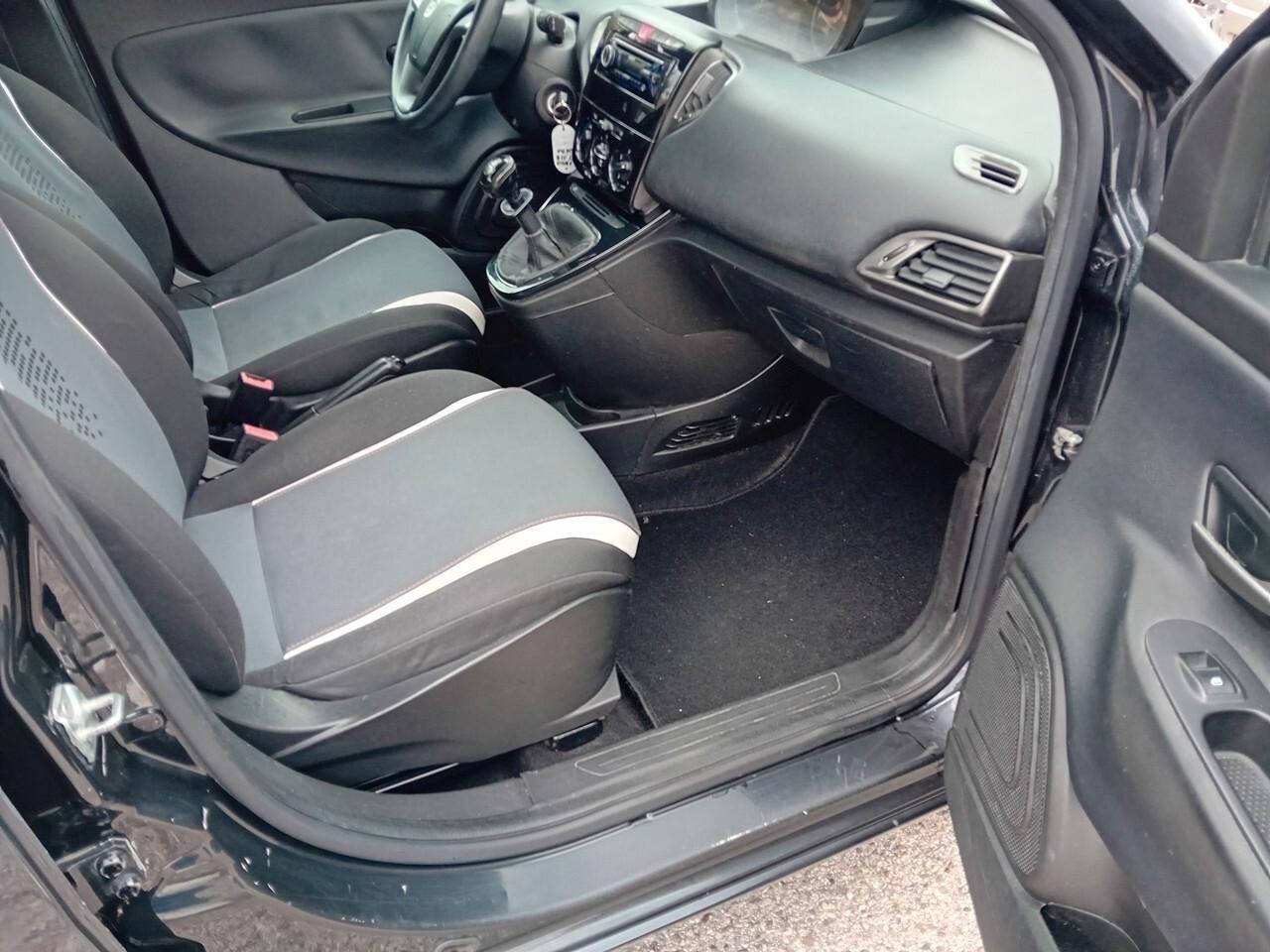 Lancia Ypsilon 1.2 69 CV 5 porte Elefantino
