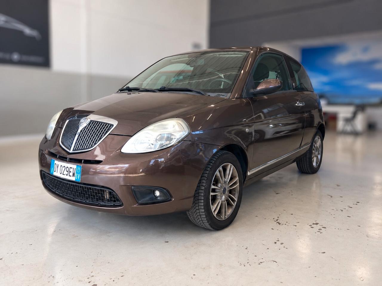 Lancia Ypsilon 1.3 MJT 75 CV Versus