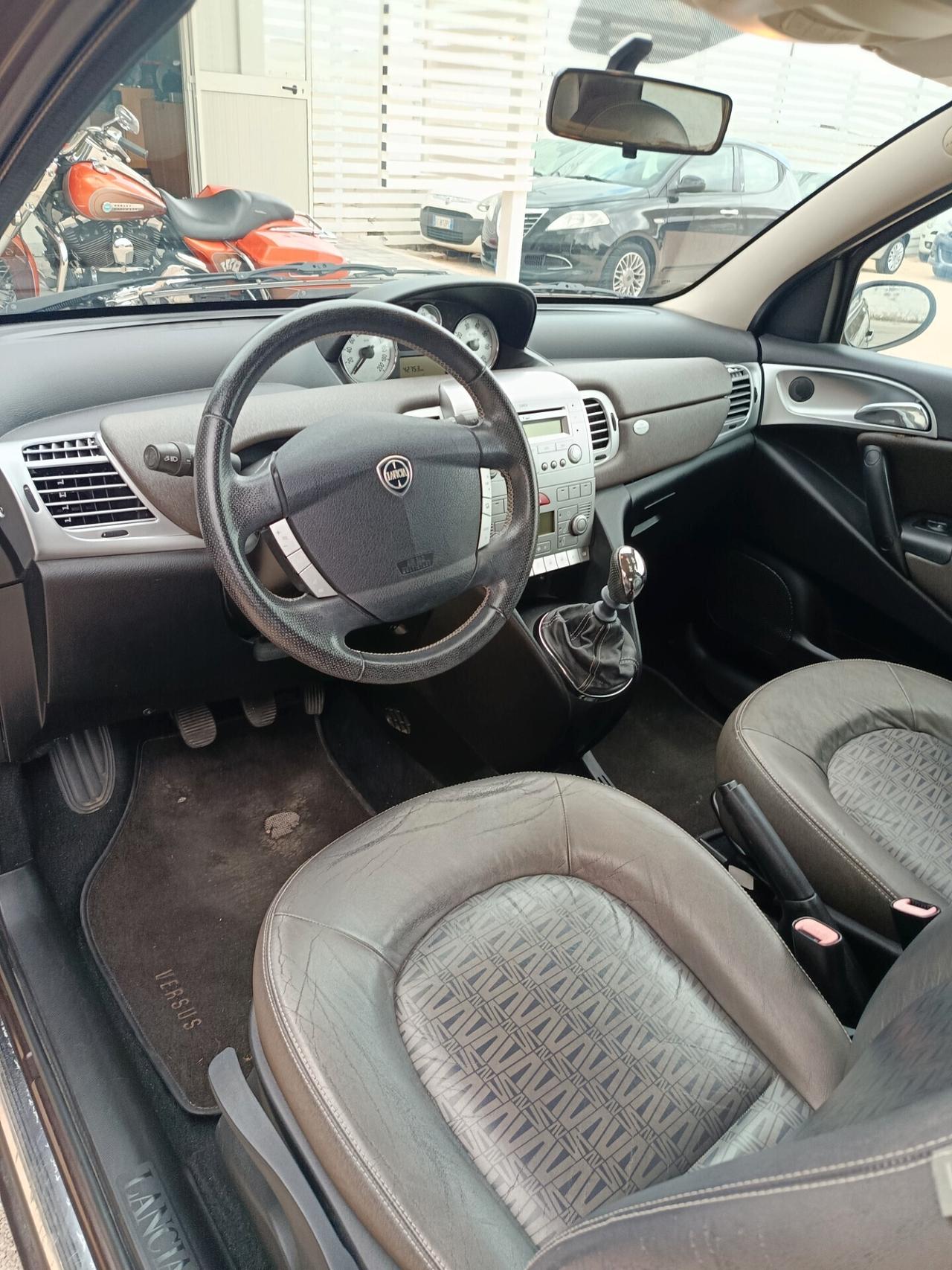 Lancia Ypsilon 1.2 versus
