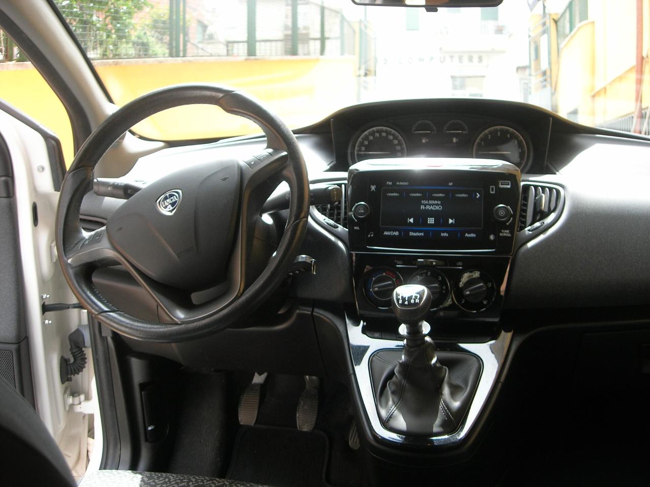 Lancia Ypsilon 1.0 FireFly 5 porte S&S Hybrid Ecochic Silver