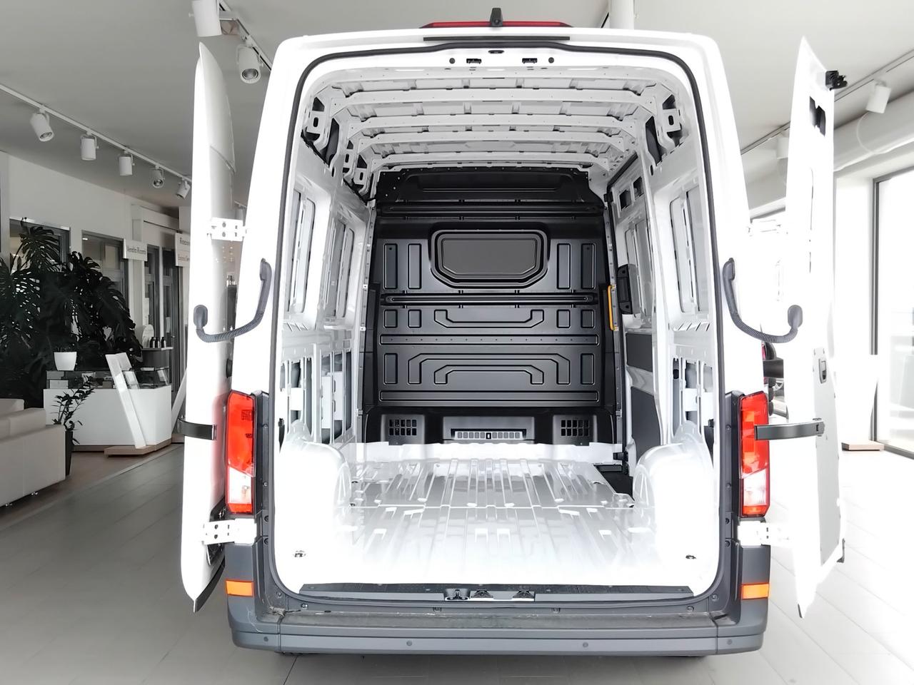 Volkswagen CRAFTER VAN 35 L3 H3 2.0TDI 140cv Aut. Porte 270°