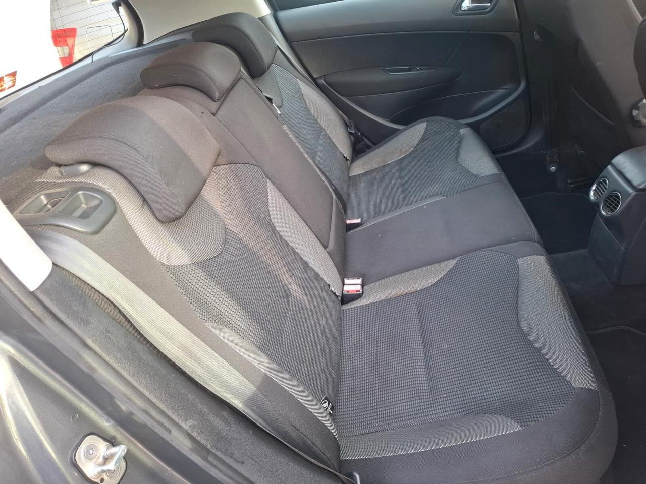 Peugeot 308 1.6 HDi 110CV 5p. Féline (6 Marce)