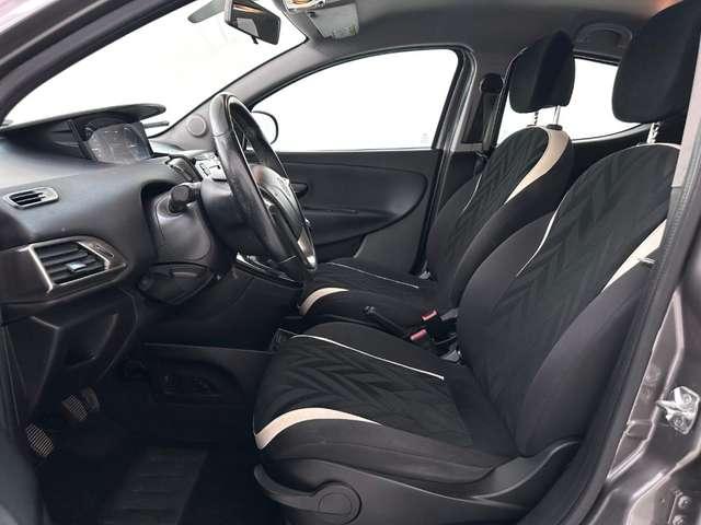 Lancia Ypsilon 1.2 69 CV 5 porte NEOPATENTATI