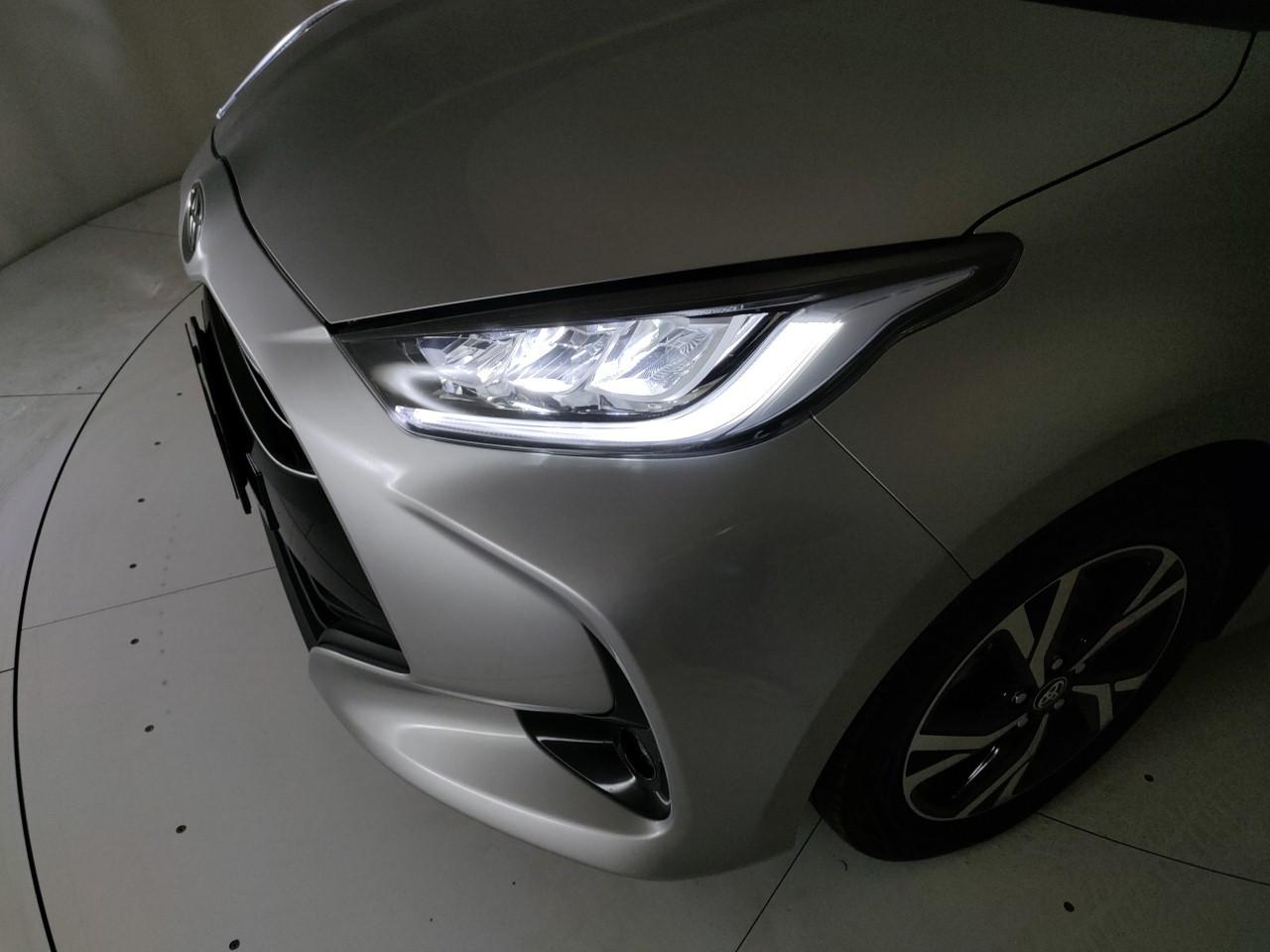 TOYOTA Yaris 1.5h Trend