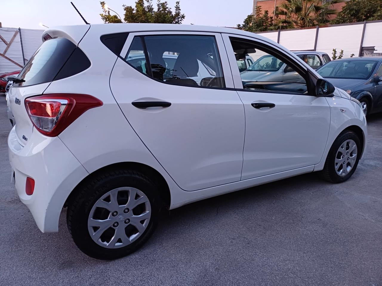 Hyundai i10 GPL DI SERIE PARI AL NUOVO - 2015