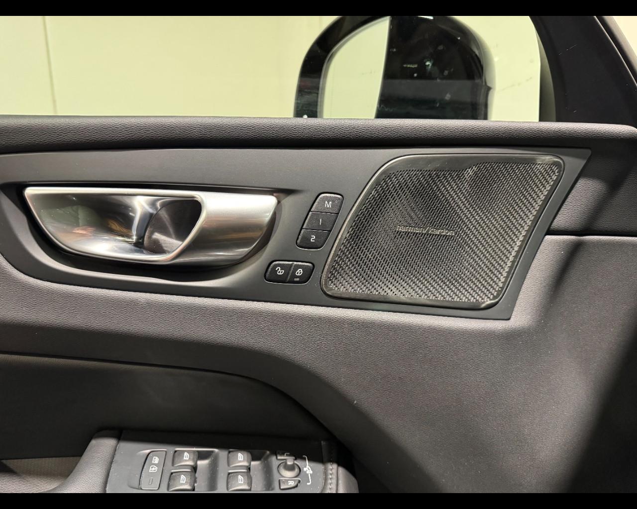 VOLVO XC60 T6 Plug-In Hybrid AWD PLUS DARK AUTO