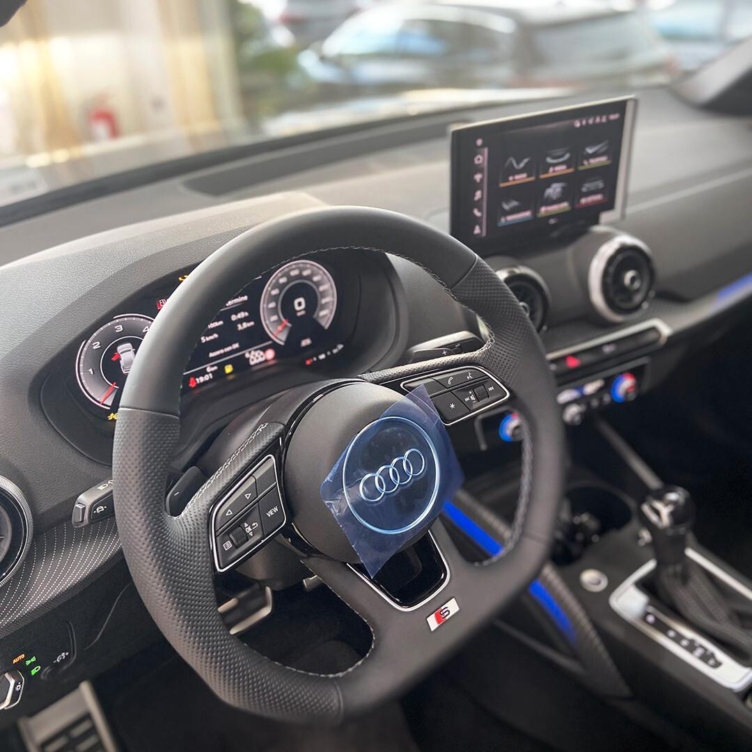 Audi Q2 35 TDI S tronic Identity Black tetto apribile