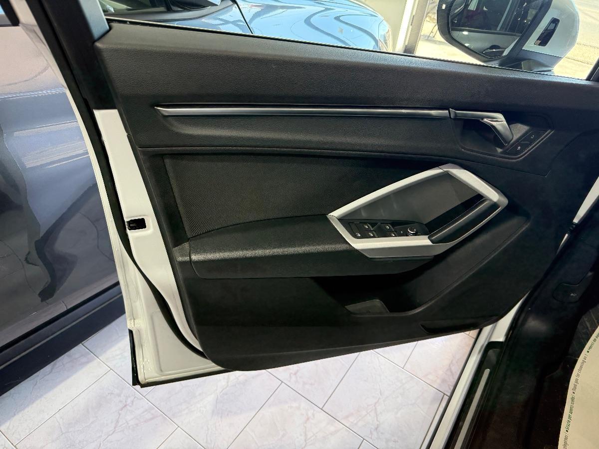 AUDI - Q3 - 35 TDI S tronic Business Advanced