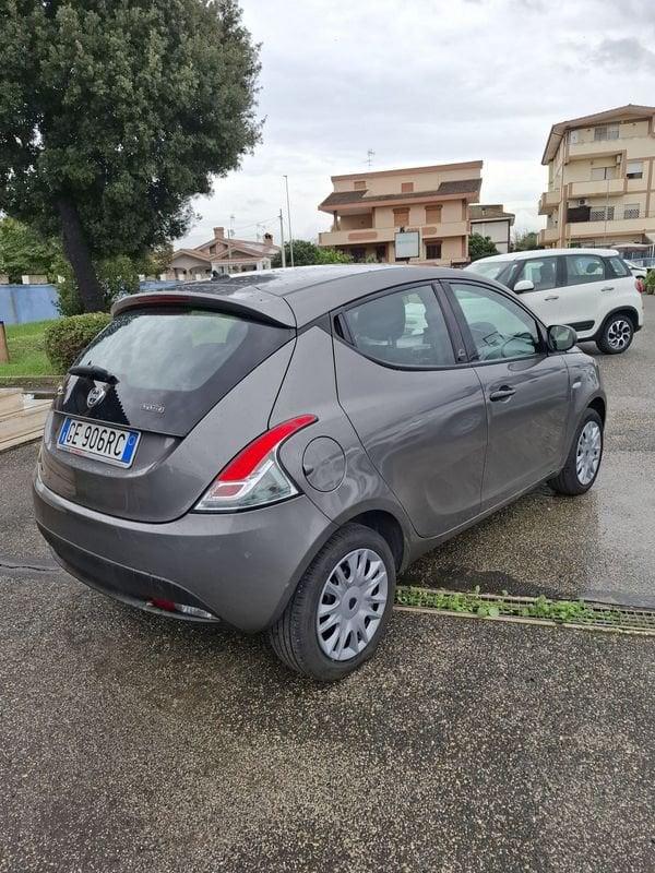 Lancia Ypsilon 1.0 FireFly 5 porte S&S Hybrid Silver