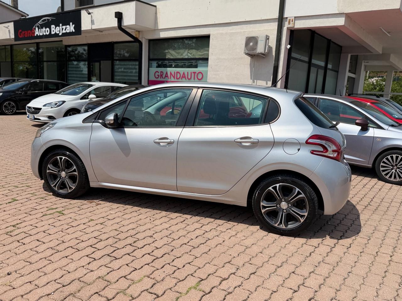Peugeot 208 1.4 HDi 68 CV 5 porte Allure