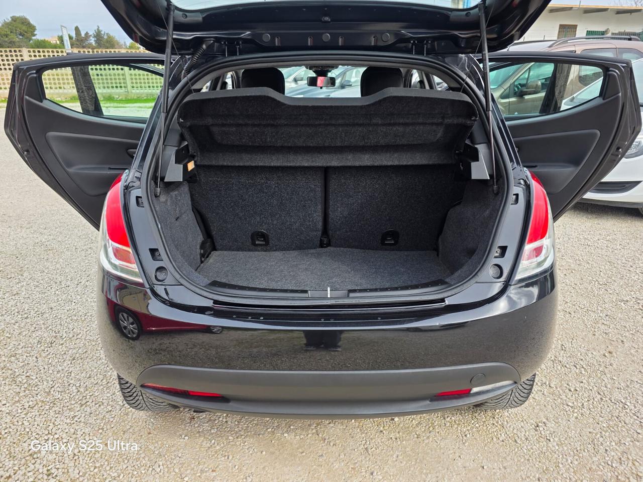 Lancia Ypsilon 0.9 TwinAir 85 CV 5 porte Metano Ecochic Elefantino