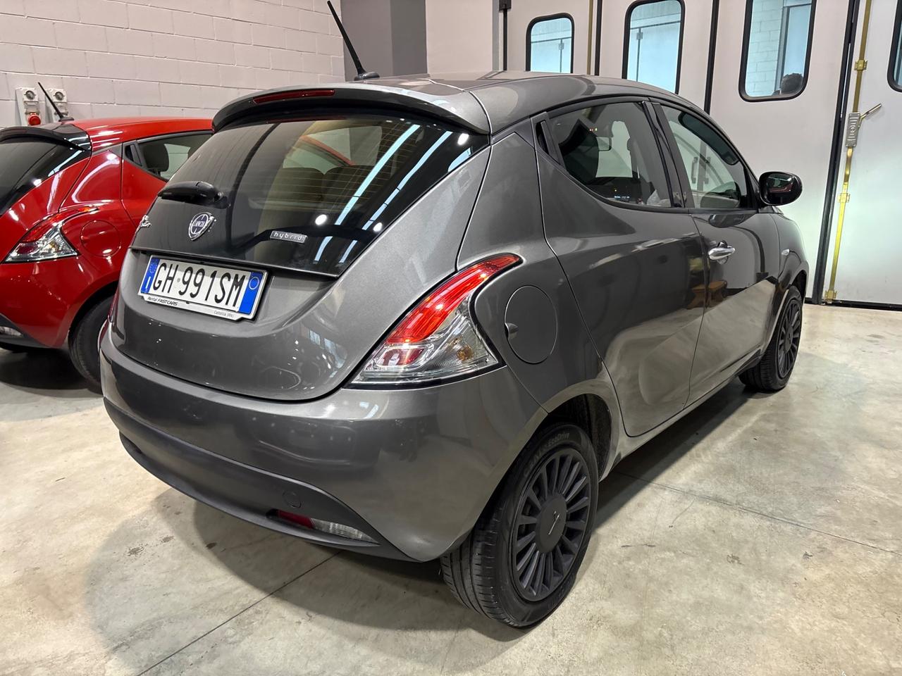 Lancia Ypsilon 1.0 FireFly 5 porte S&S Hybrid Ecochic Silver posti