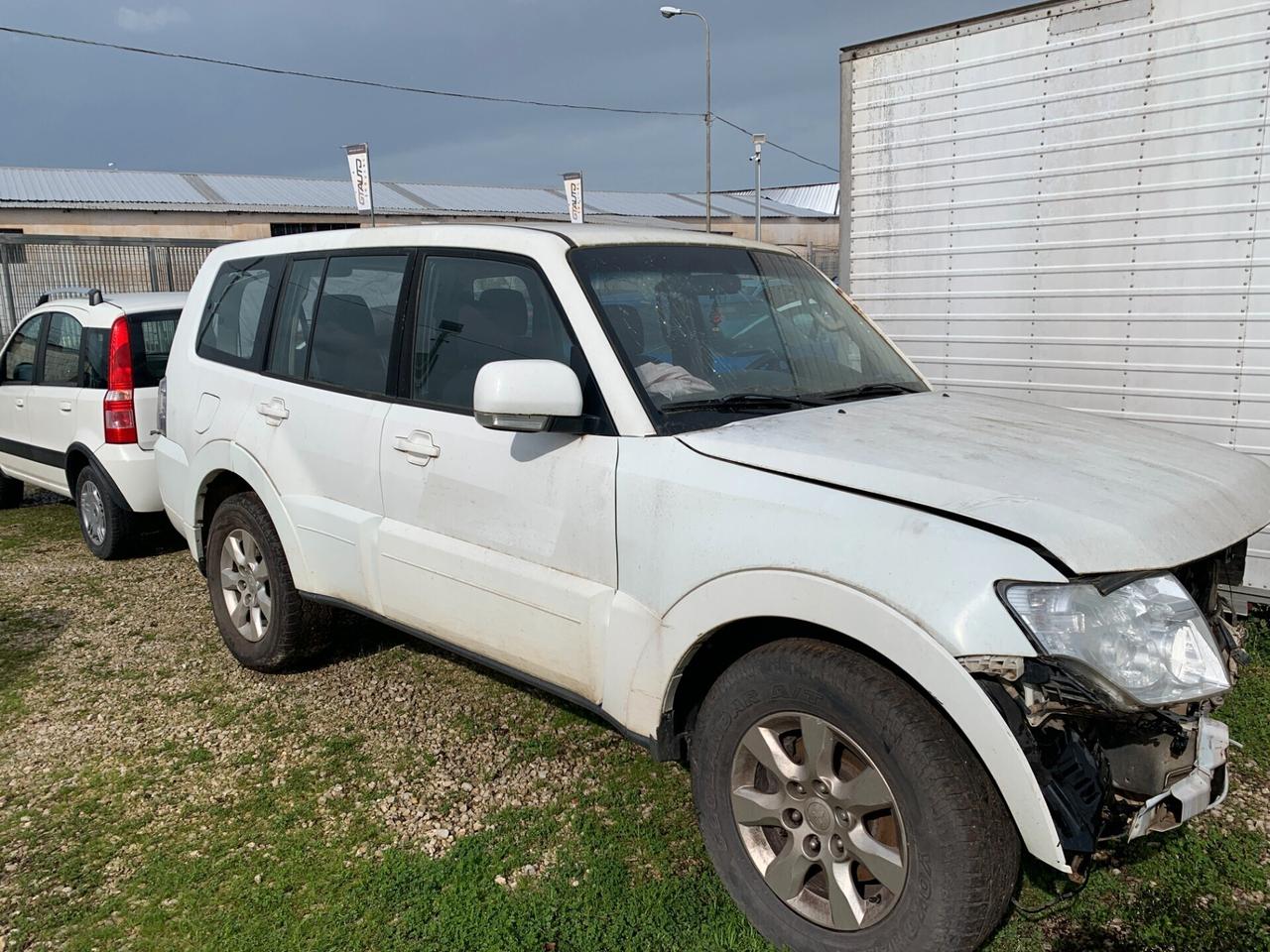Mitsubishi Pajero 3.2 DI-D 16V aut. 5p. sinistrato 4x4