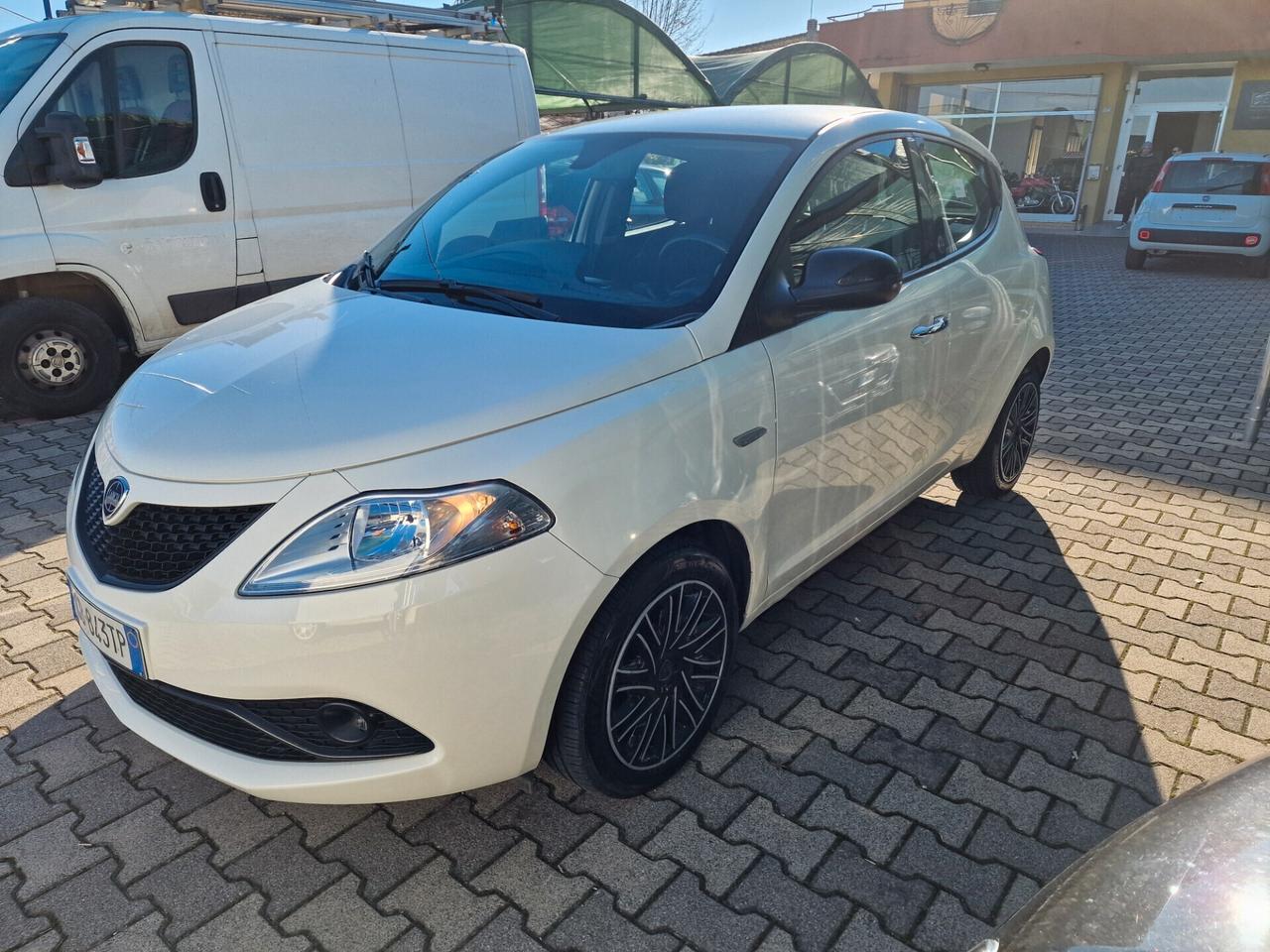 Lancia Ypsilon 1.0 5 porte Hybrid Gold